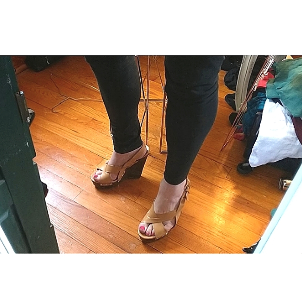 Y2K BCBG Tan Sandal Wedges, size 8 - Picture 9 of 14